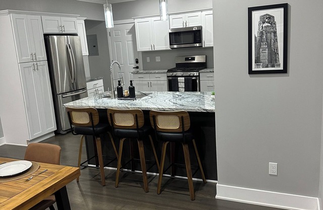 Newly renovated! 2b-2b dbl in Gordon Square, Cleveland! 5mins from downtown!