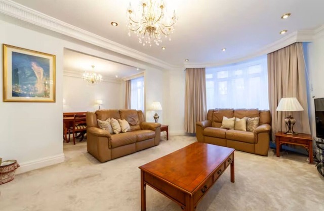Newly-Renovated 3BDR apt near Swiss Cottage