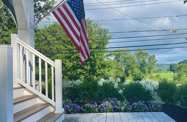 Newly renovated 3bedroom 2bath house near Deerfield Academy Behmis, Eagle Brook