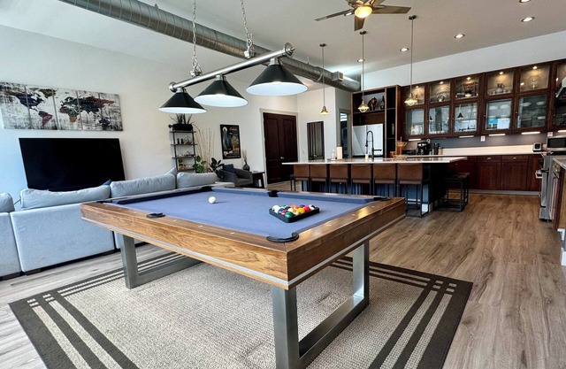 Newly Renovated 4 Bedroom Loft & Private Balcony