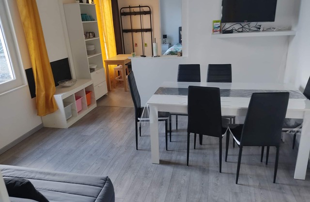 Newly renovated apartment in manor house, very close to town center