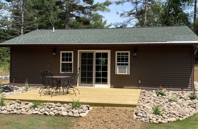 Newly Renovated Cabin (dog friendly)