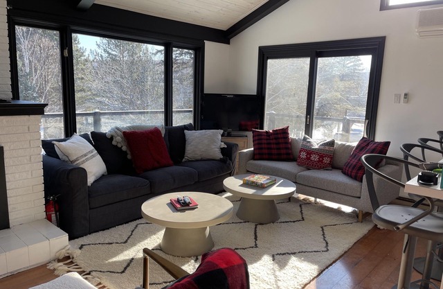 Newly Renovated Chalet in Beaver Valley, close to many Ski Hills!
