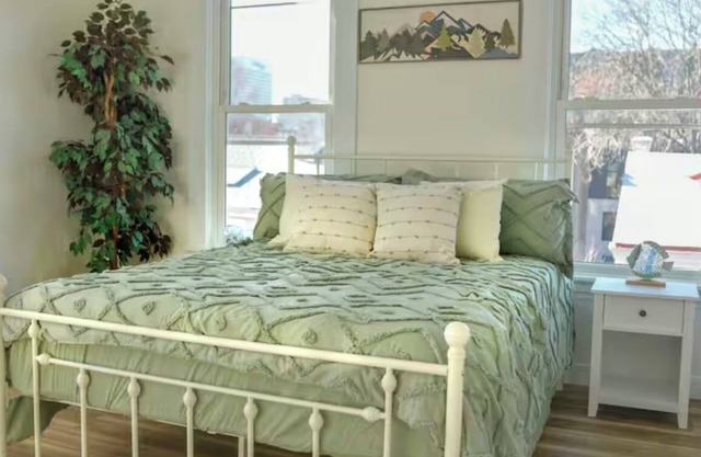 Newly renovated Charming 1-bedroom apartment w/AC WiFi in phenomenal Cincinnati
