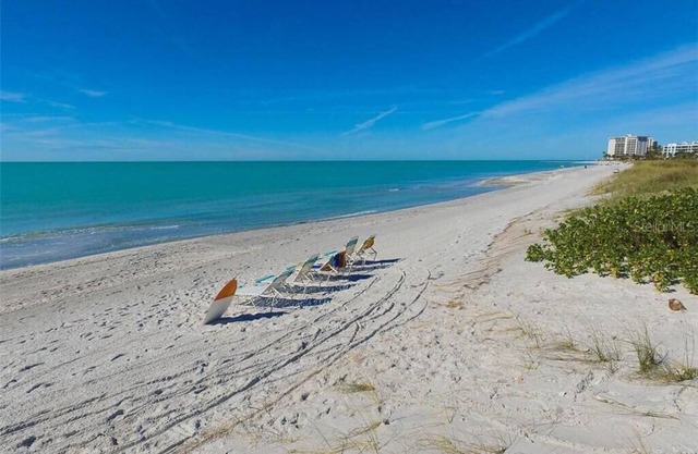Newly renovated Cozy Beach Cottage B 1/2 of a duplex, 3min walk to beach