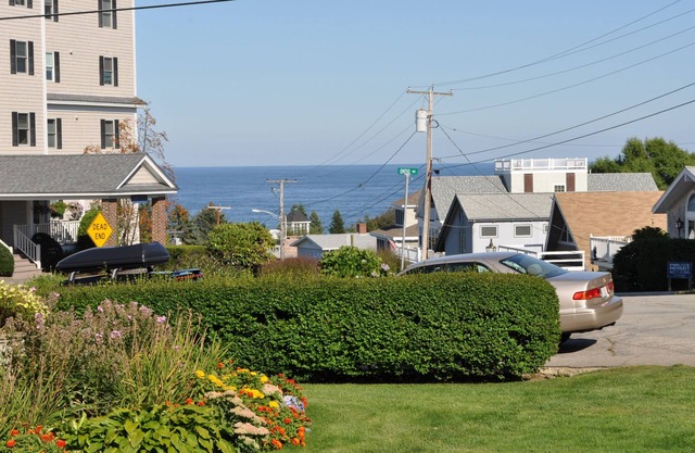 Newly renovated condo on second floor, ocean views. 5 minutes to the beach.