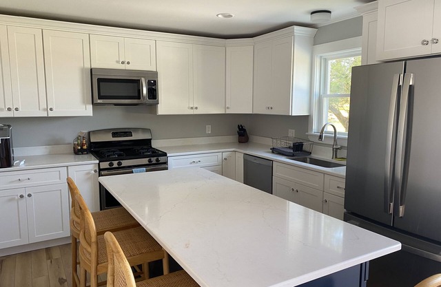 Newly renovated cottage walking distance to the beach!