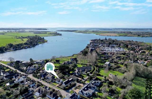 Newly Renovated Cottage 150m from Waterfront