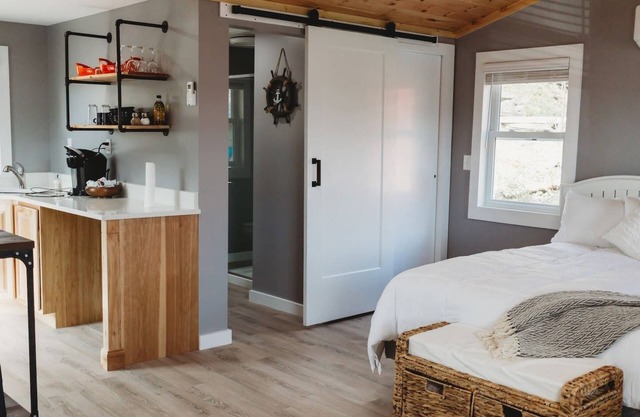 Newly Renovated Cottage on Oak Orchard Creek