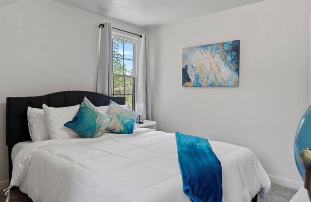 Newly Renovated Cozy 2-bedroom1-bath with a Luxurious Massage Chair