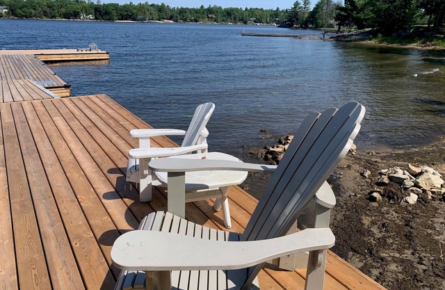 Newly renovated family cottage on Georgian Bay steps from Honey Harbourn