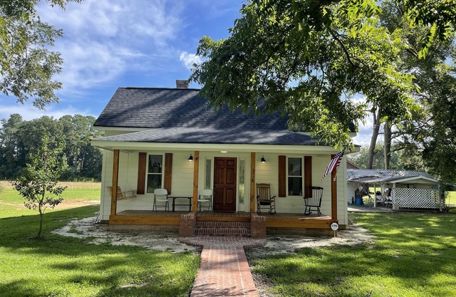 Newly renovated farmhouse less than 30 minutes to Myrtle Beach!