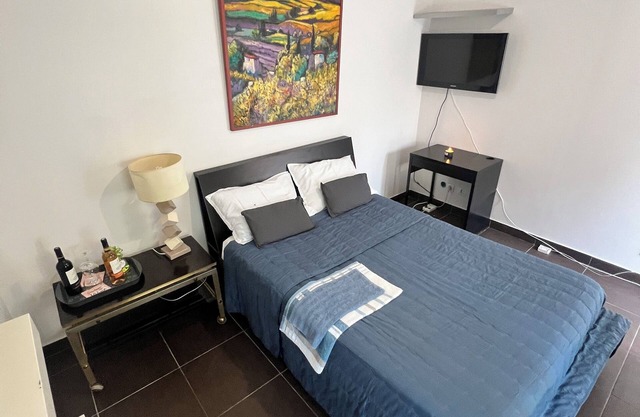 Newly Renovated Gem: 15 mins train ride to Paris
