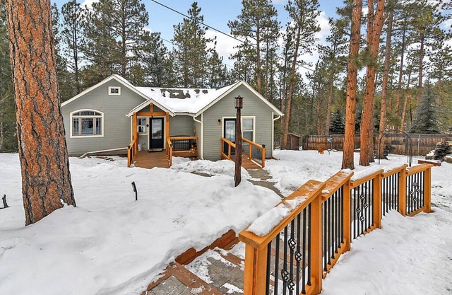 Newly renovated historic cabin.serene and secluded; yet minutes to Evergreen