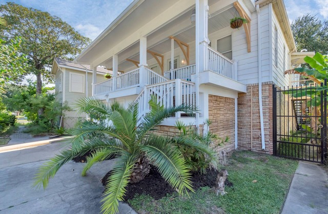 Newly Renovated Historical Galveston Home - 8 min walk to beach!