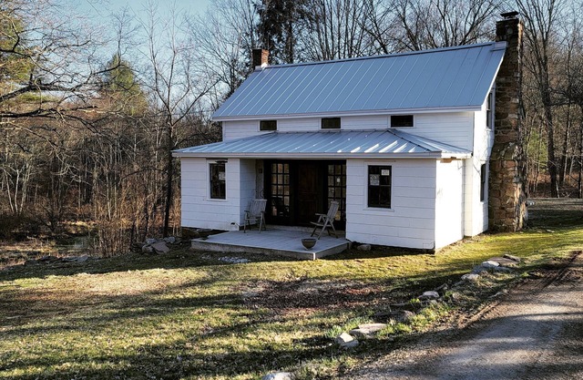 Newly Renovated Historic Farmhouse on a quiet Country Lane