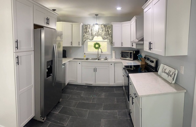 Newly renovated home! One block from Back of the Dragon-Close to downtown Marion