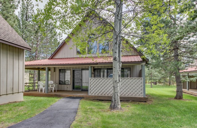 Newly renovated home with private hot tub, deck, & SHARC passes