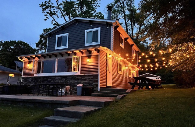 Newly renovated kitchen 2024. Dead end Street, Large Yard, not on a hilltop.