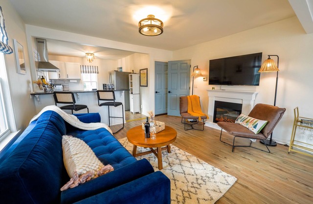 Newly Renovated Lakefront Cottage, Peaceful, Cozy Modern Farmhouse ~Dog Friendly