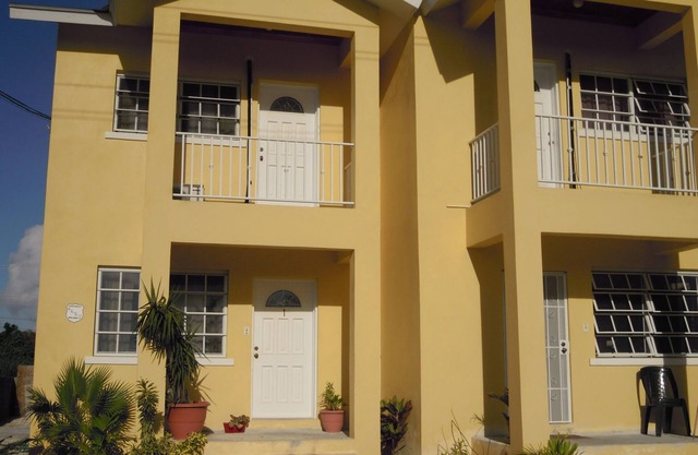 Newly Renovated. Less than 5 minutes walk to the Beach! Free Hi Speed WiFi!