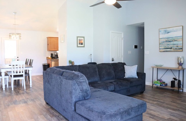 Newly Renovated : Minutes from the airport, shopping, and bases