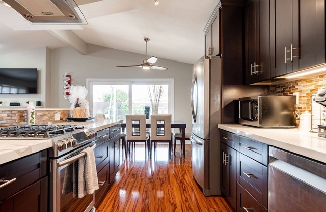 Newly Renovated Modern Home w/Pool, Jacuzzi, Pool Table - Close to All