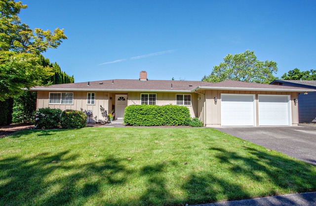 Newly renovated, near the U of O and Hayward field . Garage space available.
