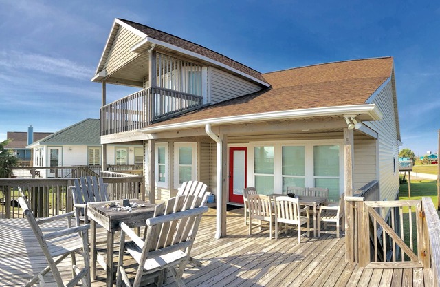 Newly renovated- Panoramic Ocean Views Seconds to the Beach - Sandy Feet Retreat