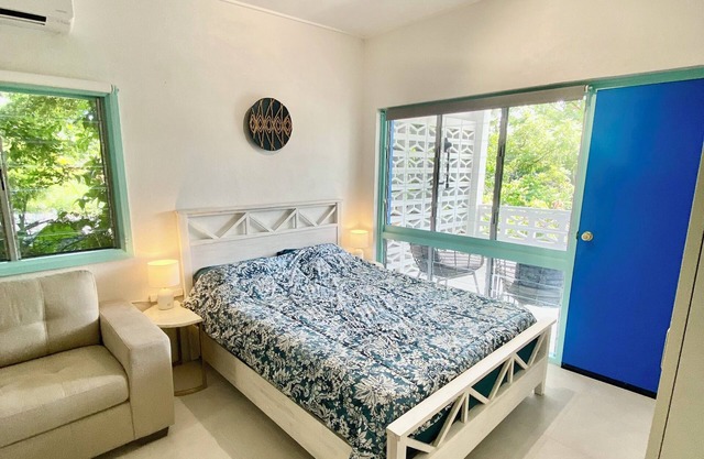 newly renovated studio near the beach in a small complex , great location
