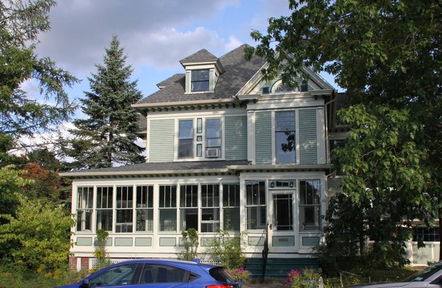 Newly renovated spacious Victorian! Perfect for large families or groups.