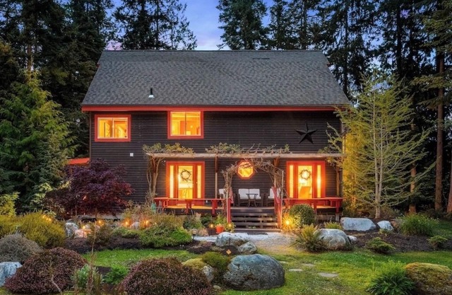 Newly Renovated, The Island House on Camano is back! Spacious private sanctuary.