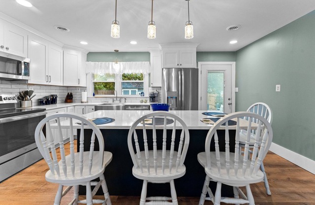 Newly Renovated 2BR Cottage on The Point