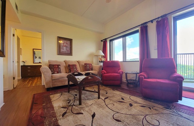 Newly renovated, Gorgeous Condo w/Pool and Hot Tub Access!