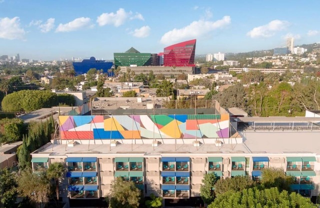 Newly-renovated luxury suites w/kitchenette & balcony! Close to Beverly Hills