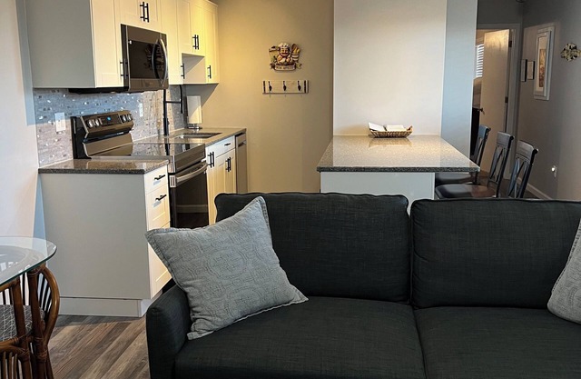 Newly updated 1 br, 1 bath, walk-in, free wifi, park by condo, 1 mile to SDC.