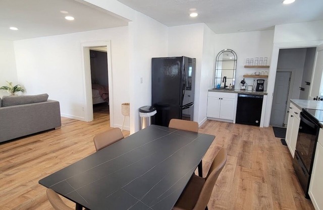 Newly updated 2 bed, 1 bath in Morningside - Sleeps 6