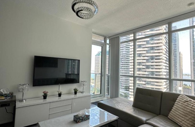 Newly updated 3BR, 2Bath in Downtown Toronto beside Union Station & Scotia Bank Arena!