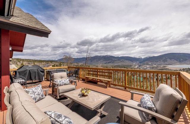 Newly Updated 5 Bedroom Townhome with Gorgeous Deck Views!