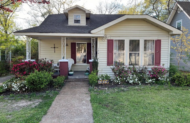 NEWLY Updated~Quiet,3-BR,2-BA Home~Jonesboro. Dog friendly. 1 mile from downtown