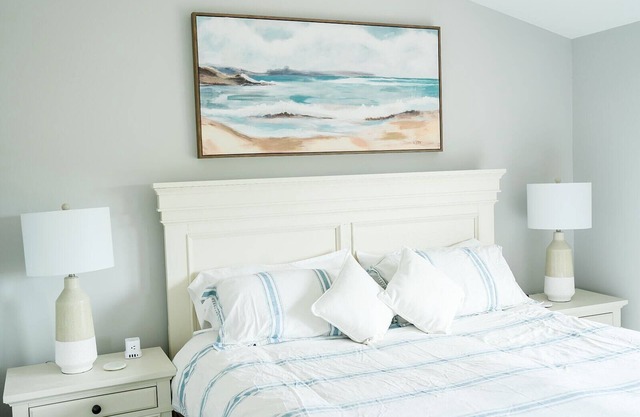 Newly updated townhome with marsh views, sleeps 8!