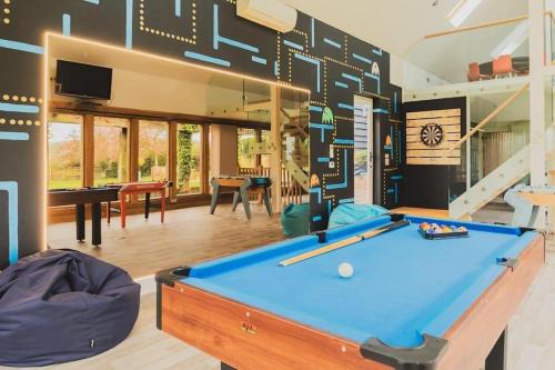 Newmarket Gem 5-Bedroom Home with Game Room and Cozy Spaces