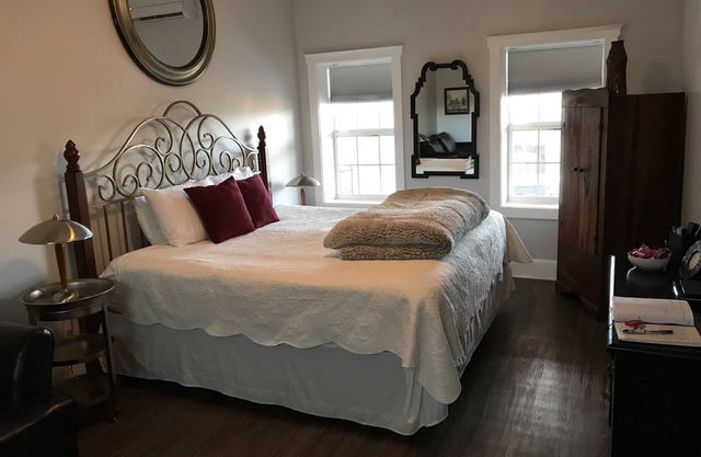 NEWPORT INN #2 - NO CLEANING FEES! FREE PARKING! WALK TO GAMES AND CONCERTS!