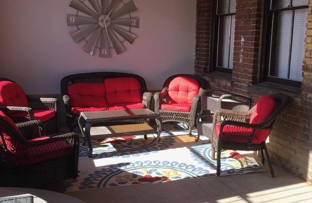 NEWPORT INN #5 - NO CLEANING FEES! FREE PARKING! WALK TO GAMES AND CONCERTS!