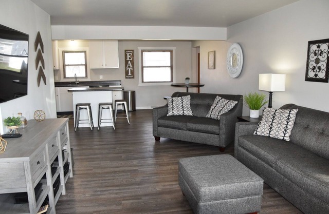 Next Door To Lambeau Field/Sleeps 10+