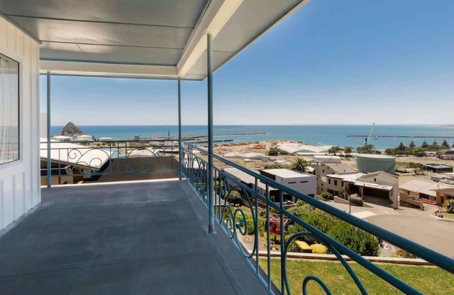 Ngamotu Vista: Panoramic Sea Views
