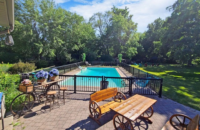 Niagara Chalet with pool (Strictly NO PARTY)