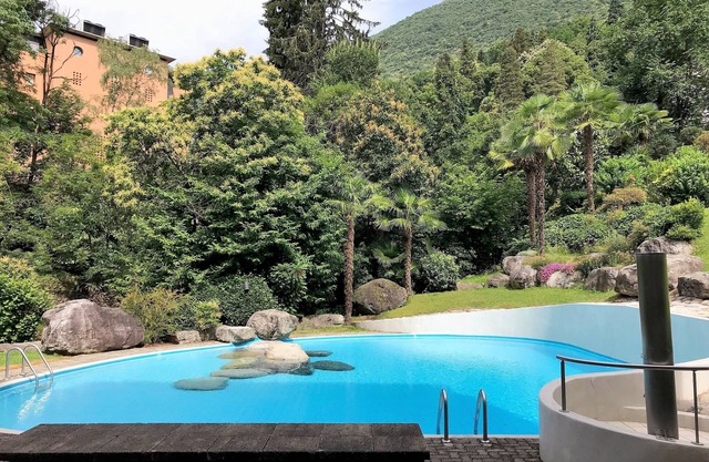 Nice 4.5 room apartment with garden seating and outdoor swimming pool