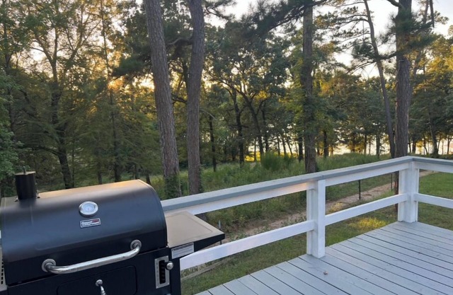 Nice 4-bedroom house in Scroggins with WiFi and firepit