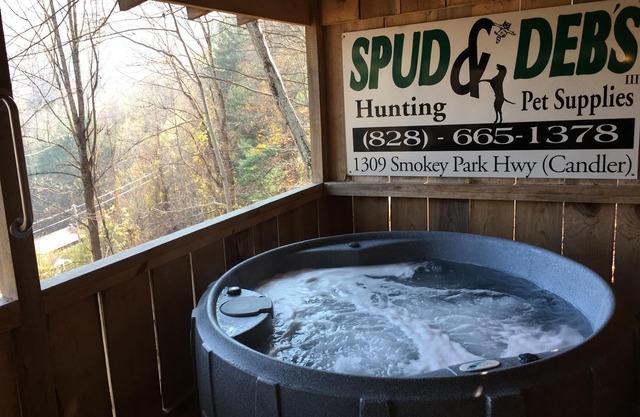 Nice and Knotty! Hot Tub, Fireplace,Hiking,View,Near Parkway ,WiFi